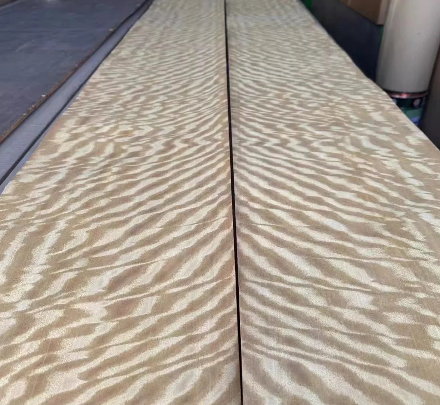 L:2Meters W:25cm T:0.5mm Natural Solid Wood Golden Shadow Veneer Piano Speaker Guitar Instrument Handmad Veneer Sheet