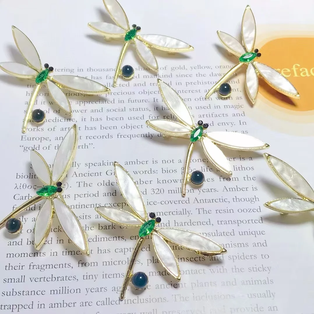 

Wholesale Fashion Stylish Natural Mexican Blue Amber Dragonfly Brooch Pins For Women Men Baltic Amber Male Jewelry Accessories