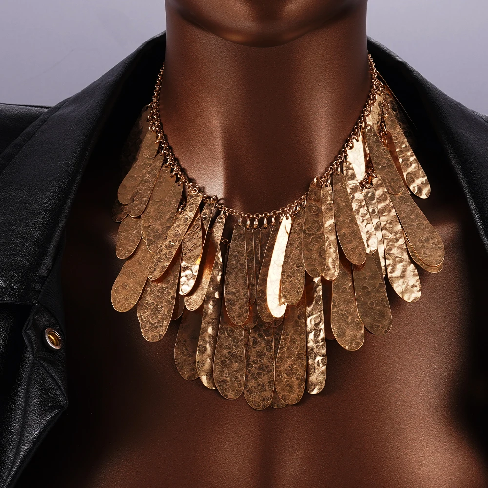 

Fashionable Irregularly Sparkly Necklace In Gold And Silver For Any Occasion Dress Paired With Accessories For Birthday Gifts