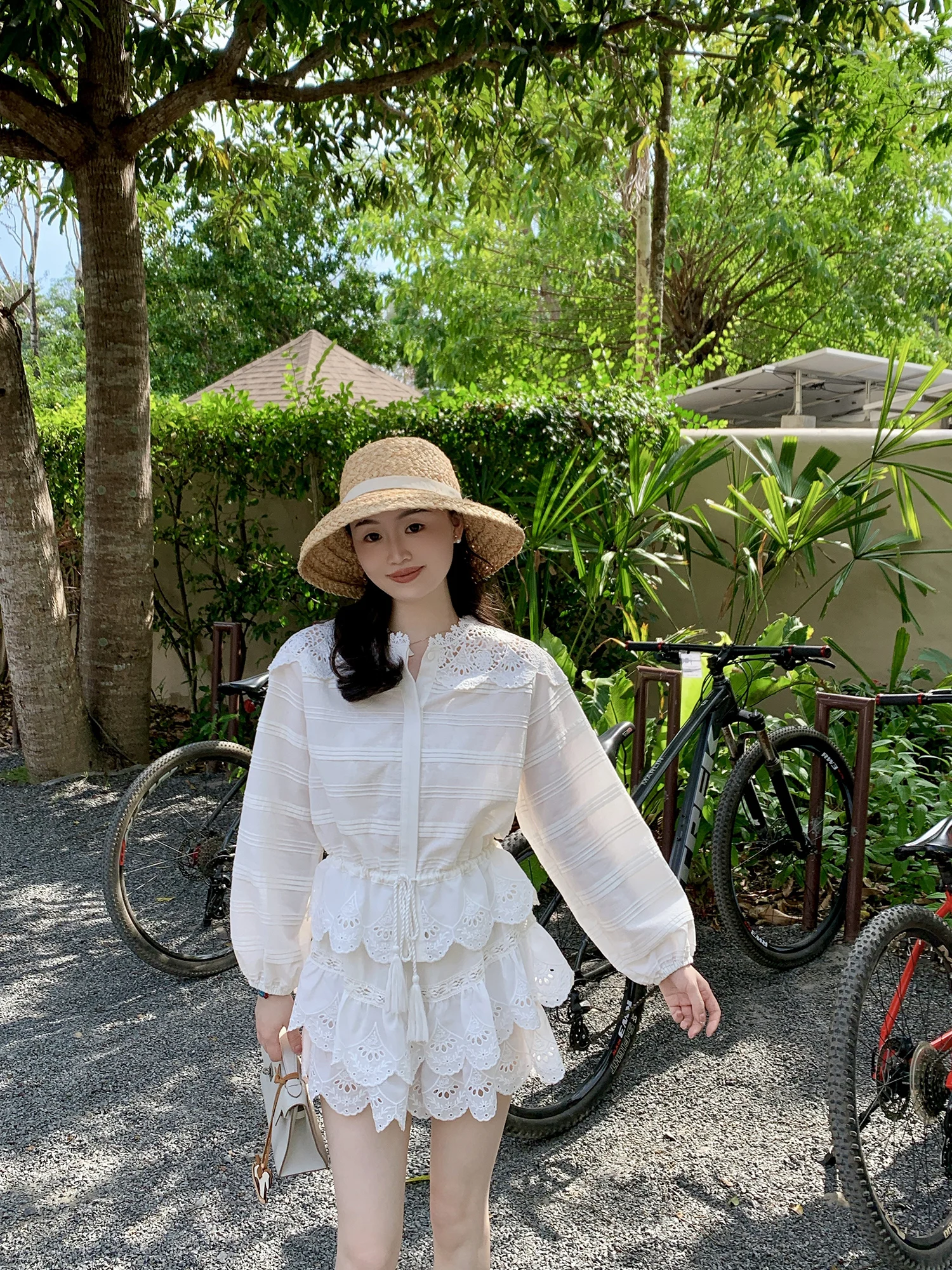 

Комплект из белого кружевного топа и короткой юбки: женская модная коллекция весна, с завышенной талией, утягивающий эффект, рубашечный стиль с круглым вырезом