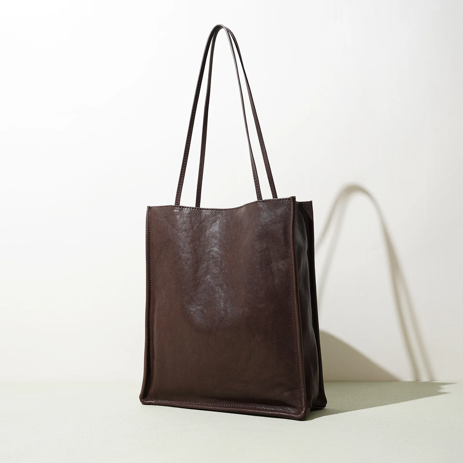 

Портативная большая сумка в иностранном стиле, ниша под мышками, маленькая квадратная сумка, первый слой из воловьей кожи, осень и зима, простая новая модель 2025 года