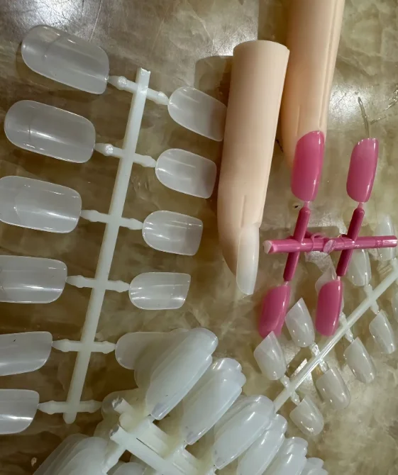 Flexible Manicure Practice Hand Model, Detachable Fingers with Bracket Free Nail Tips for Nail Art Training