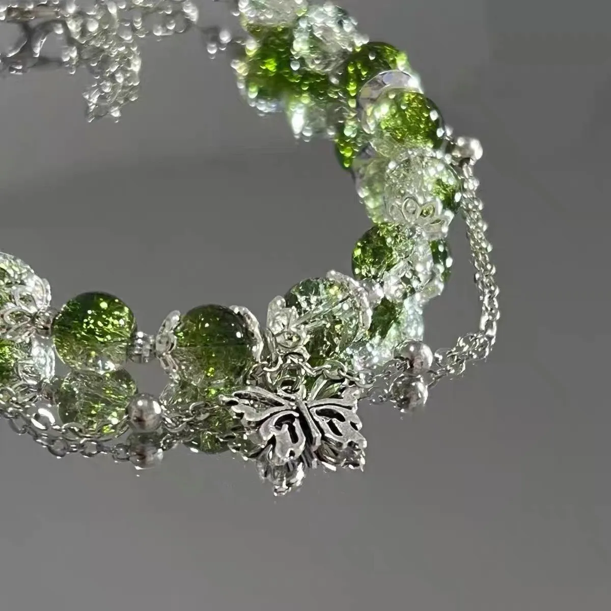 Nischen-Design Super Feenhaftes Schmetterlingsarmband für Damen, Süßes Grünes Perlen-Quasten-Kettenarmband, Elastisches Armband, Exquisiter Partyschmuck – Detail 3