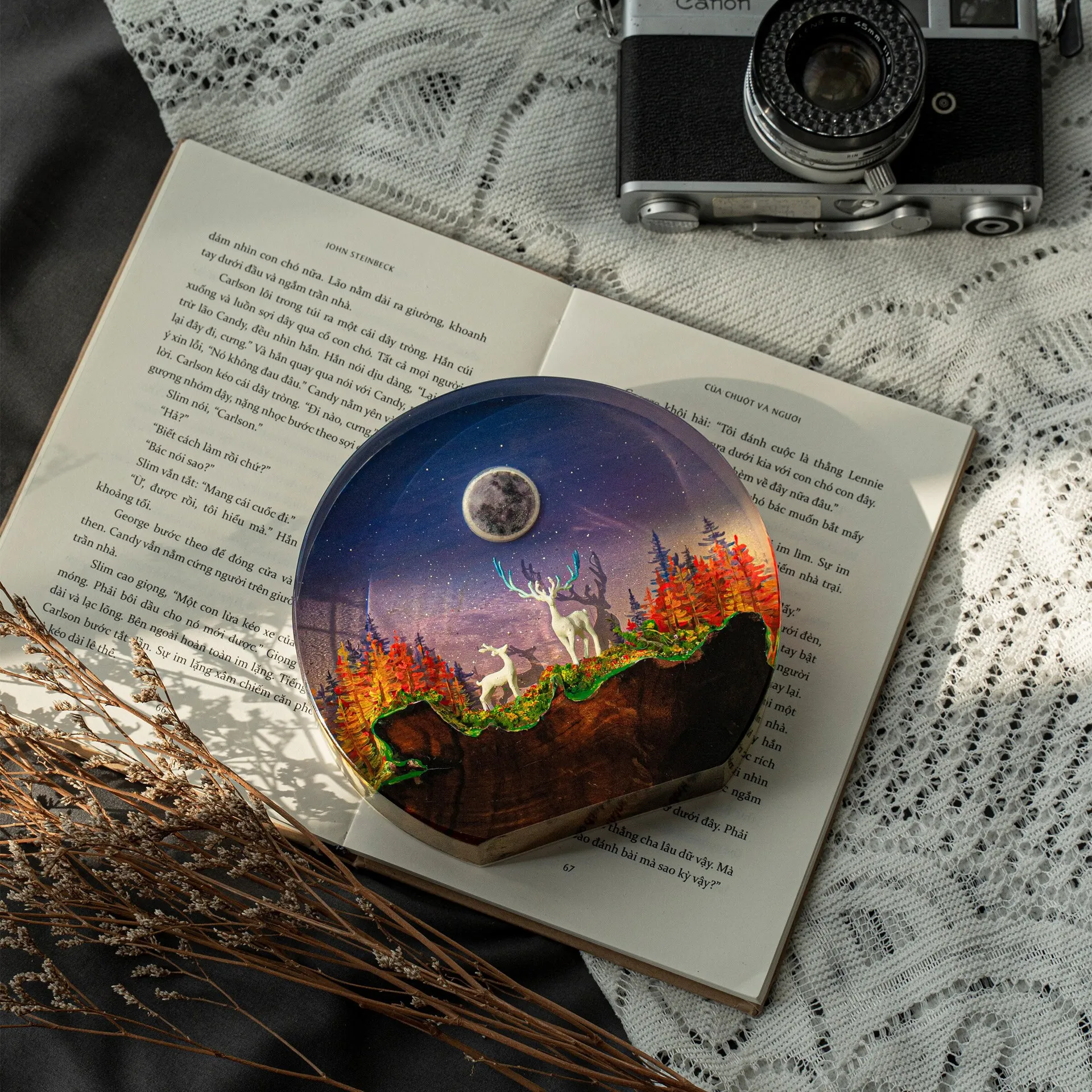 Customized Items Resin Table Light Fantasy Forest Moon Deer LED Night Light Creative Artistic Room Decoration Lamp USB Charge
