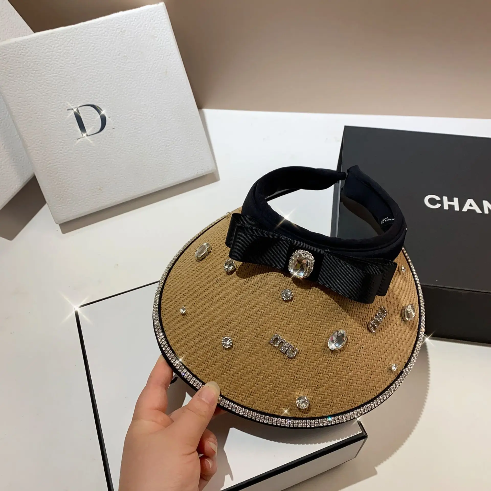 قبعة صيفية فاخرة مفتوحة من حجر الراين للنساء، قوس على الطراز الفرنسي عالي المجتمع، حماية من الشمس من المطاط الأسود واسعة الحواف للشباب