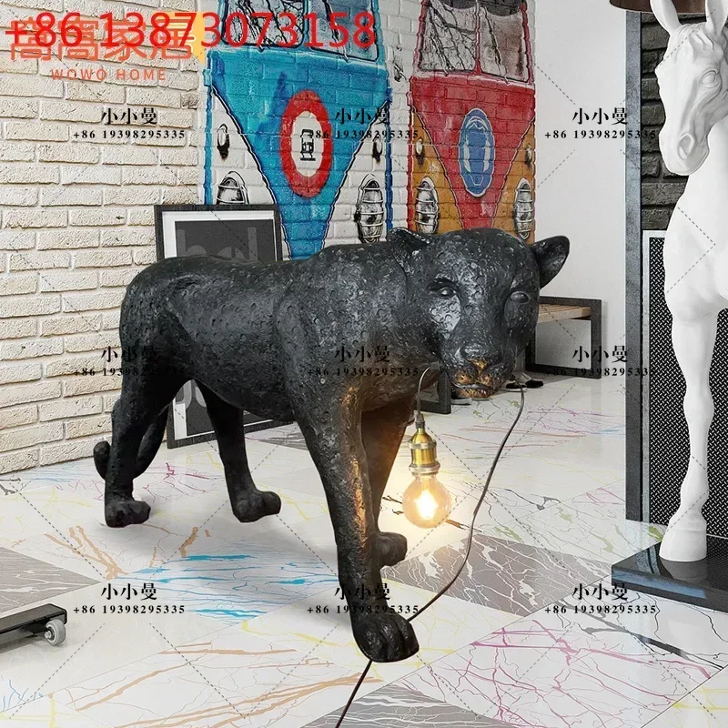 Creative art senior sense leopard sculpture Internet celebrity designer explosion glass