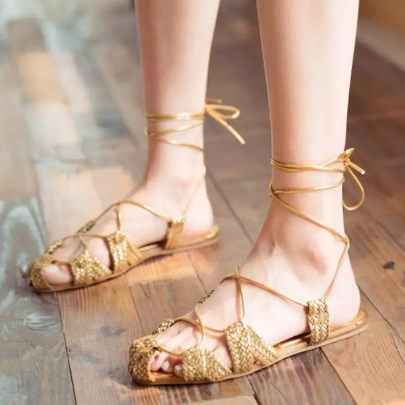 Sandálias flats de maré de verão com alça de tornozelo para mulheres, sandália romana tecida, sapatos de férias, design de nicho, 2024