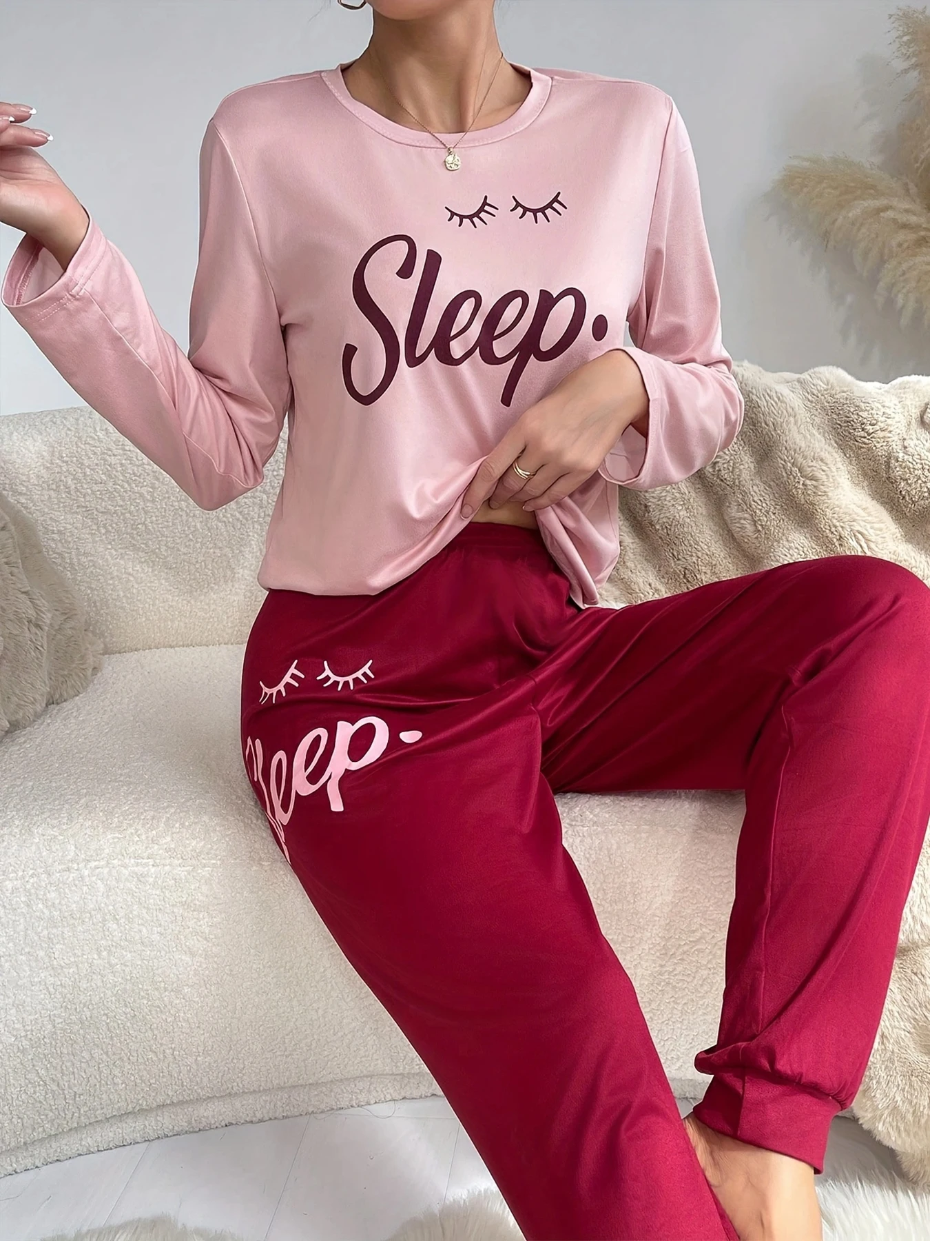 طقم مكون من قطعتين من السراويل الطويلة النسائية ذات الأكمام الطويلة المطبوعة بحروف لجميع المواسم (الربيع والصيف والخريف والشتاء) للارتداء المنزلي و