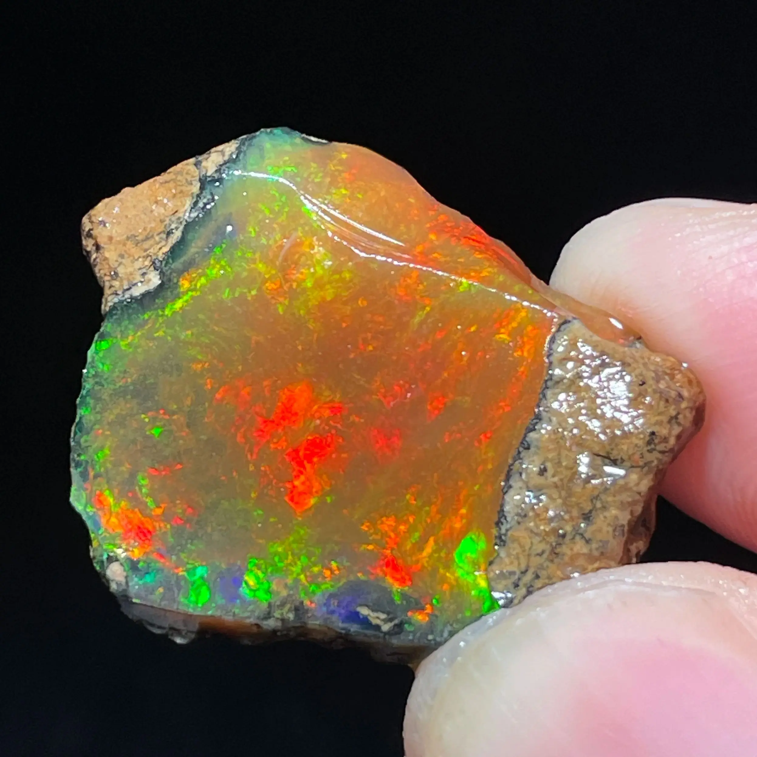 Opala Natural Colorida da Etiópia (Necessita de Água) Pedra Preciosa Rara Cristais de Quartzo para Cura Mineral Fotografia sob iluminação