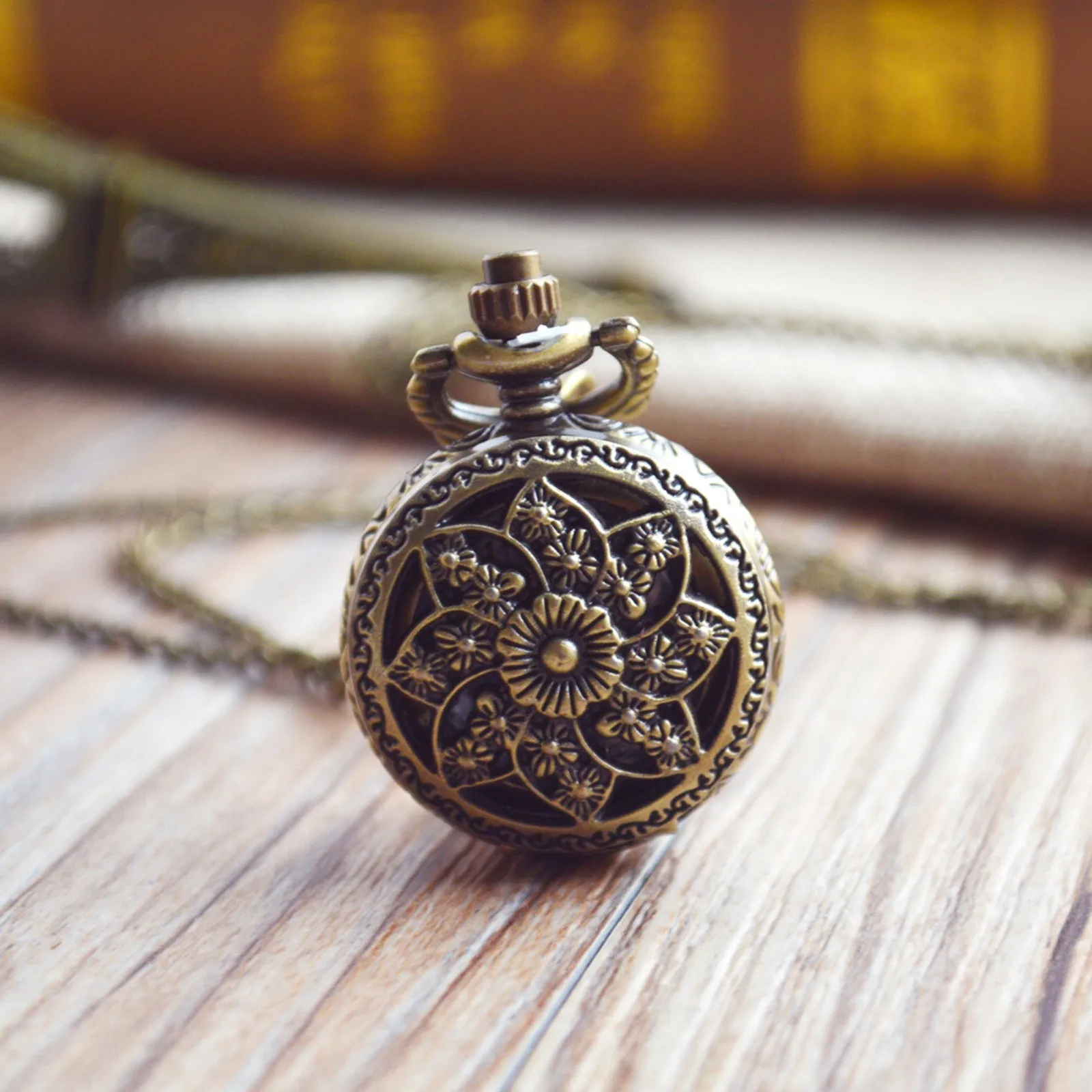 Hot Fashion Retro Quartz Pocket Watch Pendant Chain Necklace Vintage chain Quartz Watch Hollow Flower Small Pocket Watch reloj