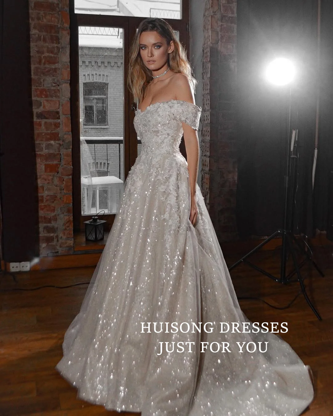 

HUISONG Customized Glitter Wedding Dresses Lace Appliques Off the Shoulder Sleeveless A-Line Beach Bridal Gown vestidos de novia