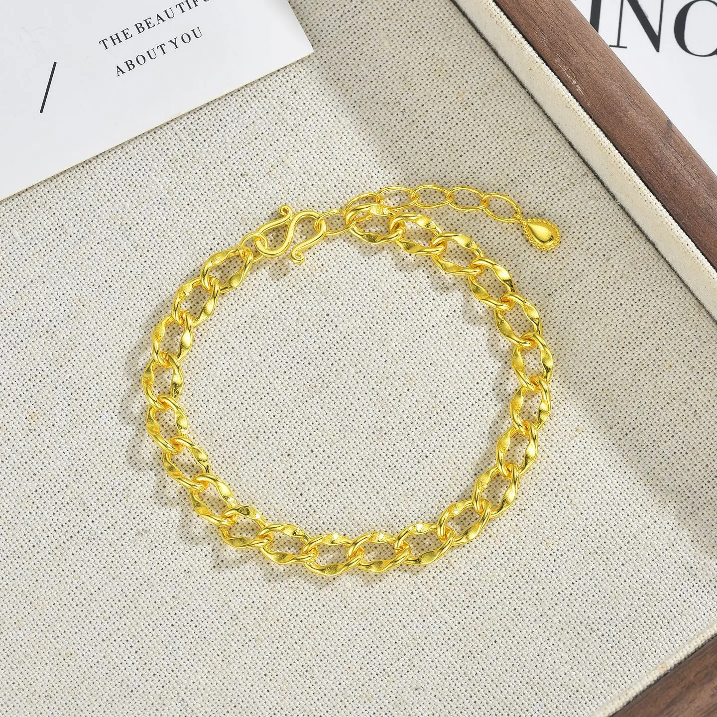 Smooth curved structure enhances wearing comfort, women's Mobius bracelet made of certified AU999 24K gold material