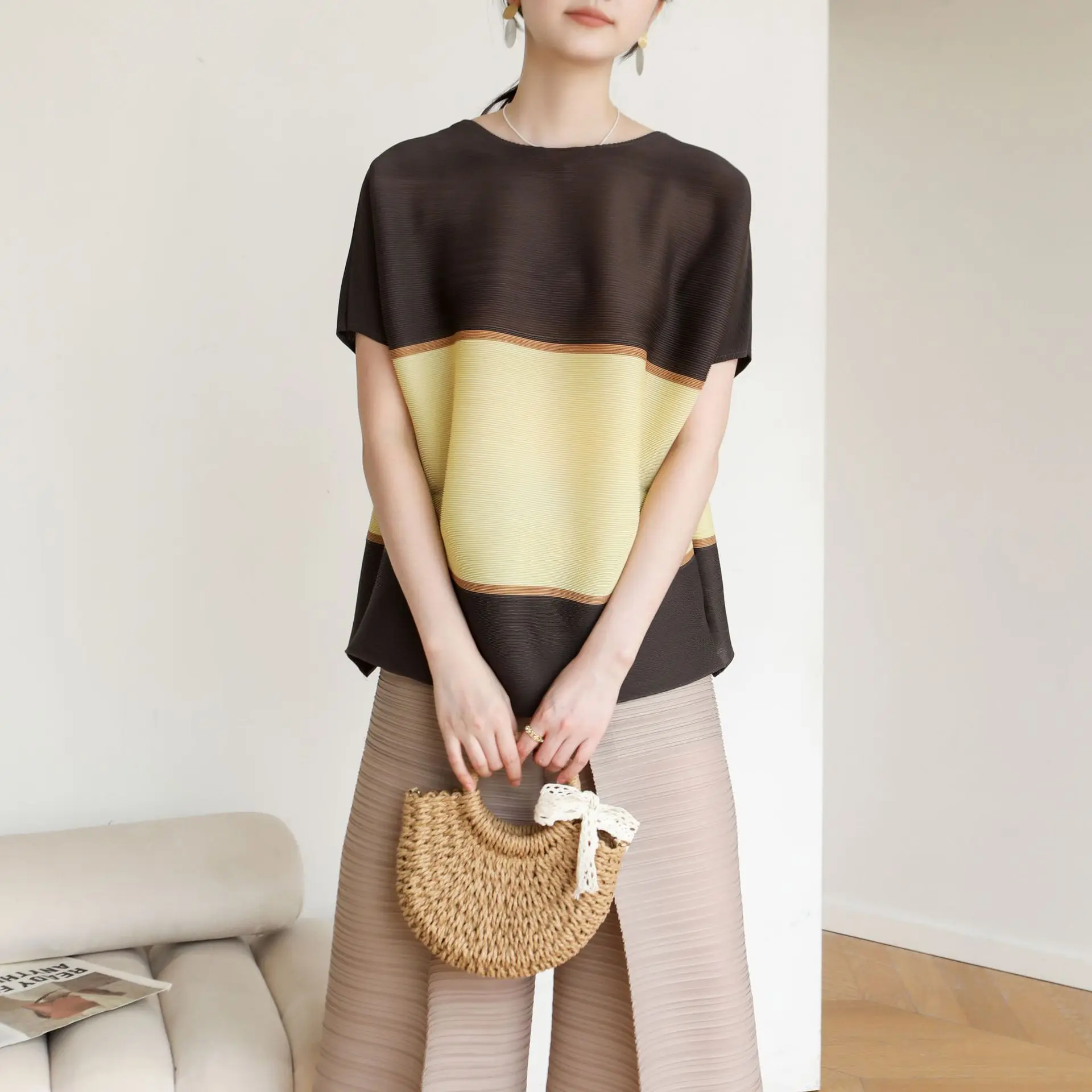 Miyake plissado verão feminino camiseta nova moda versátil o-pescoço sem mangas listras cor bloqueando capa topo