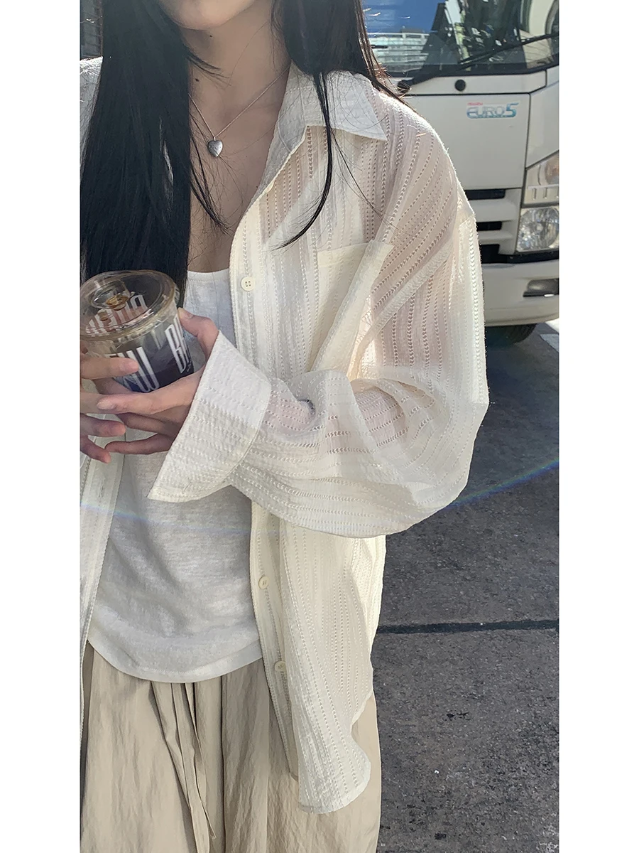 قميص نسائي فضفاض بأكمام طويلة للحماية من الشمس، تصميم أنيق لصيف 2025، ياقة بولو بأزرار، قماش رقيق