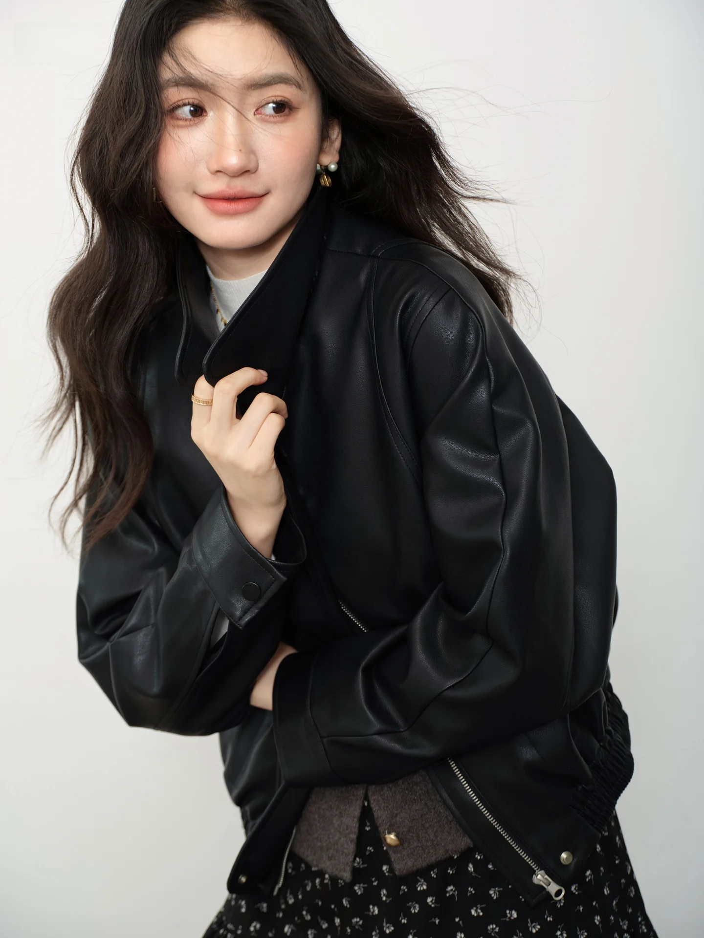 Jaqueta de Couro Preta Feminina: Nova Coleção Outono, Modelo Slim Exclusivo com Gola Alta, Estilo Motoqueira, Marca Sle, Agasalho Feminino