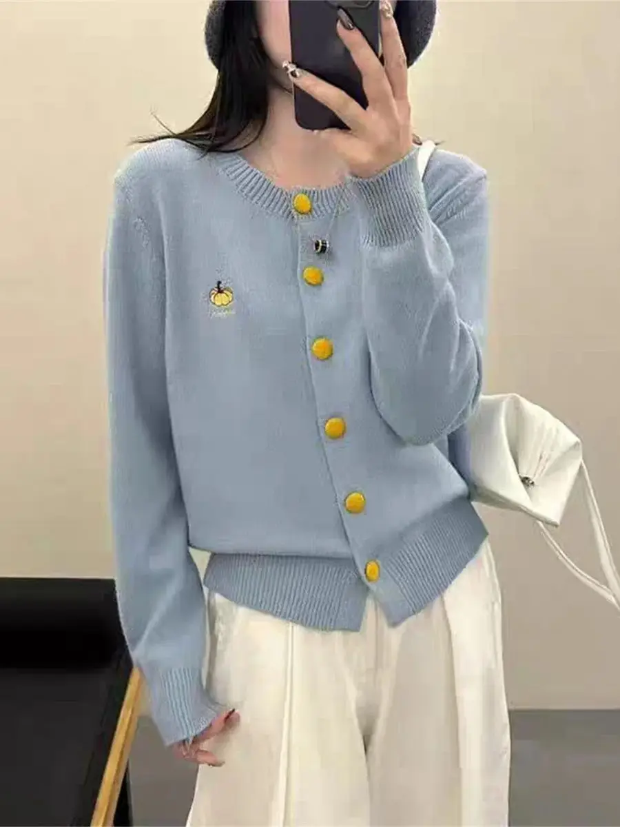 

Новое поступление, модный мягкий свитер с вышивкой тыквы для женщин, свободный крой, повседневный универсальный цветной вязаный кардиган на пуговицах