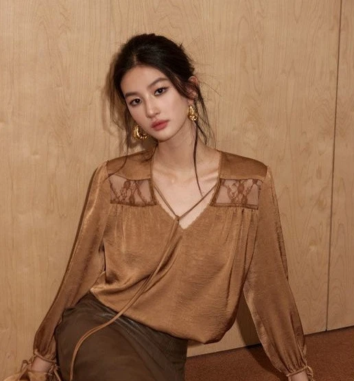 قميص نسائي صيفي جديد بنمط مزدوج من الساتان مع دانتيل فرنسي مرقع وأصفاد وربطات عنق مكشكشة