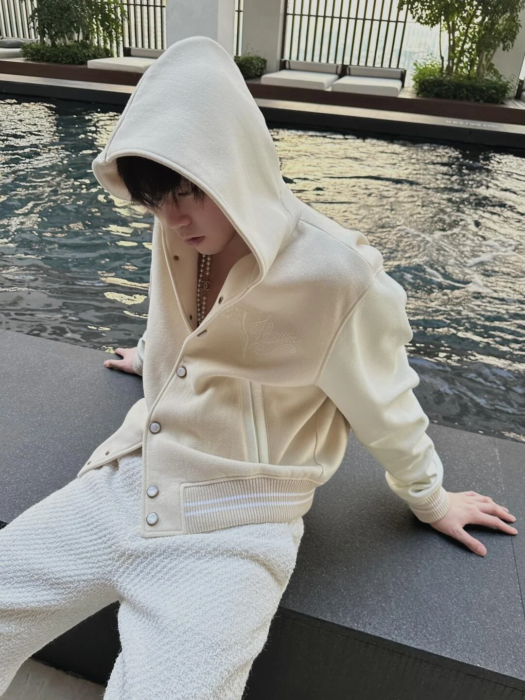 

Свободный вязаный джет с лоскутной кожей и шерстью Све с вышитым воротником Бейсбольный рукав для подростков Осенний сезон Thi...