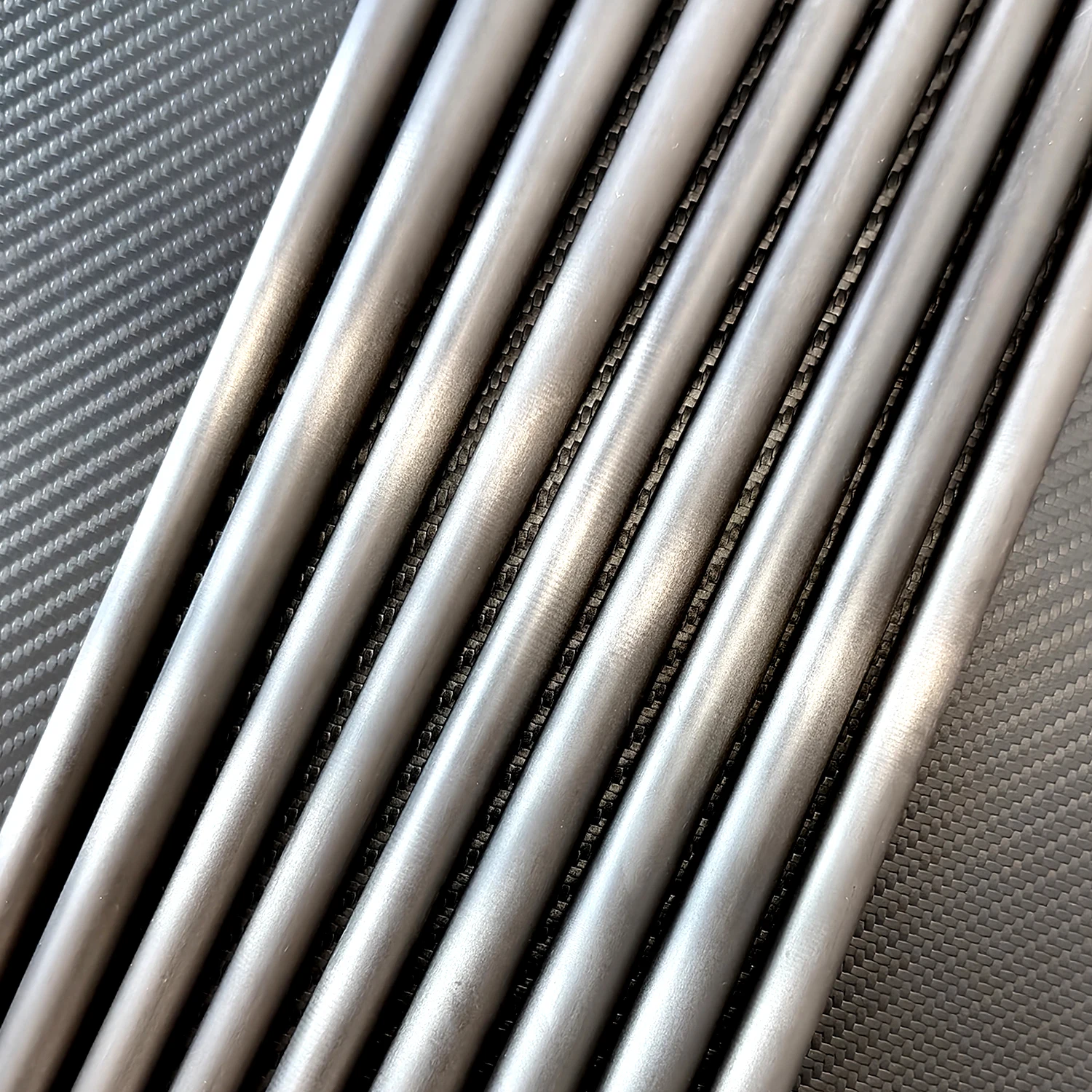 Tournament-grade carbon fiber pool cue, 12.4mm leather tip, lightweight and high strength. OEM custom designs available.