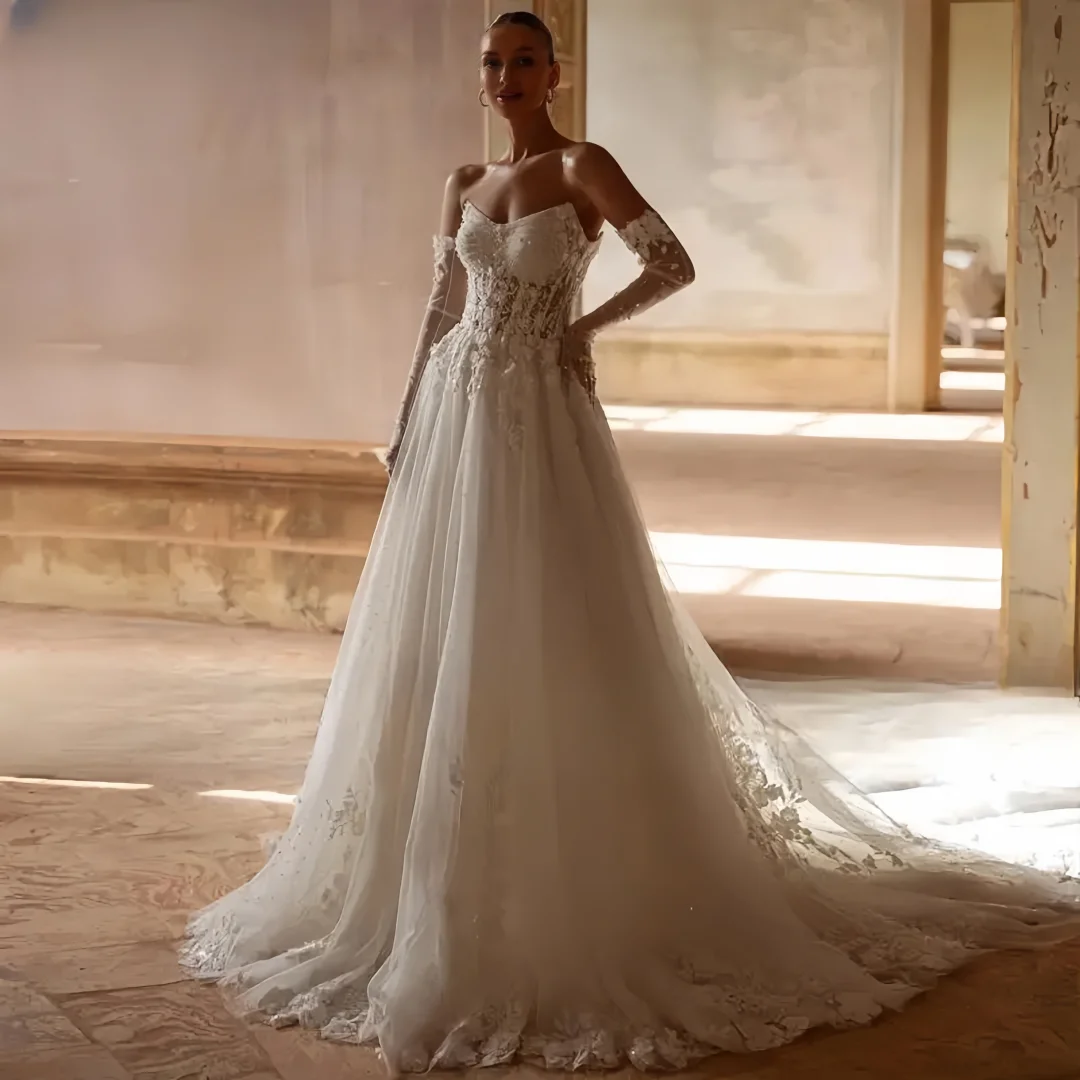Schickes, trägerloses, abnehmbares, langes Hochzeitskleid mit Schnürung, wunderschöne Applikationen, individuelle Blumen, Prinzessin-Brautballkleid