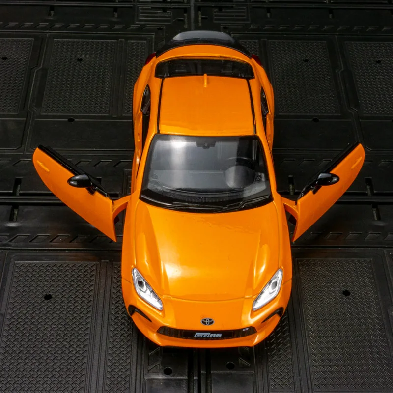 

Модель спортивного автомобиля из сплава Toyota GR86 модели 1:28, имеет имитирующие функции звука и освещения, богатые детали, тонкая работа.