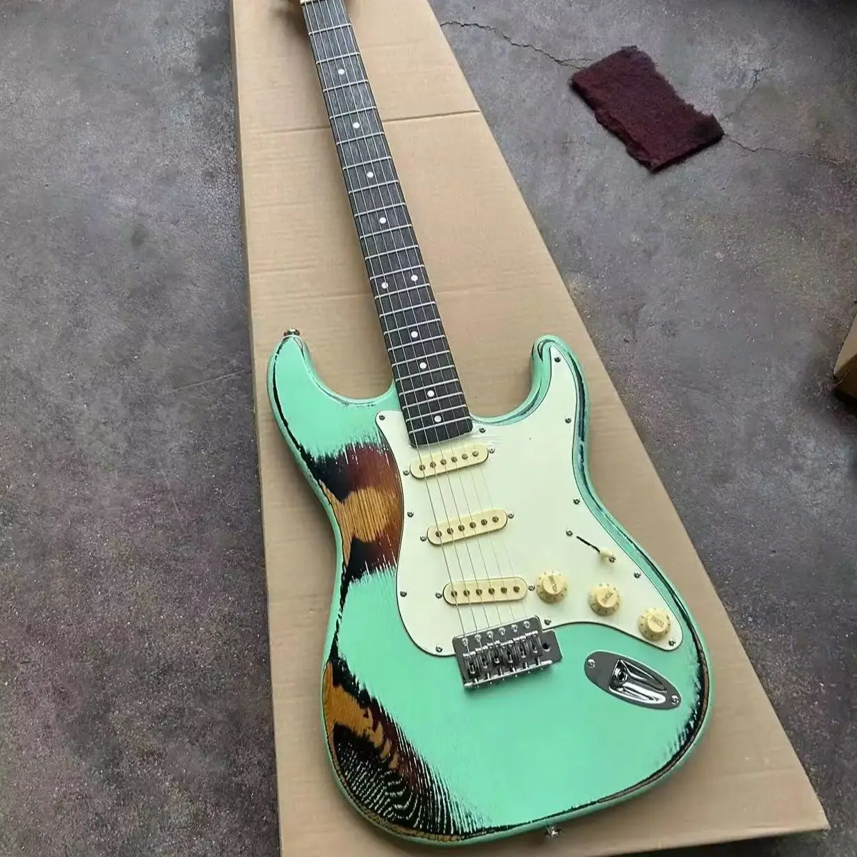 

Light green six-string old electric guitar, basswood body, maple neck, white panel to support personalized customization.