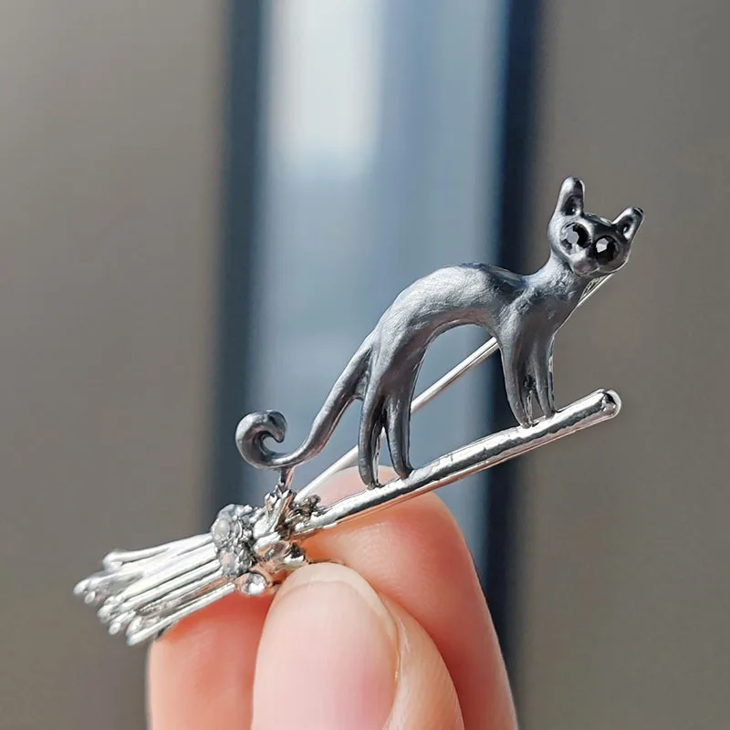 Creative Enamel Cat Riding Magic Broomstick Brooch For Women Men Clothing Pin Cute Cartoon Kitten Animal Brooch Fashion Jewelry