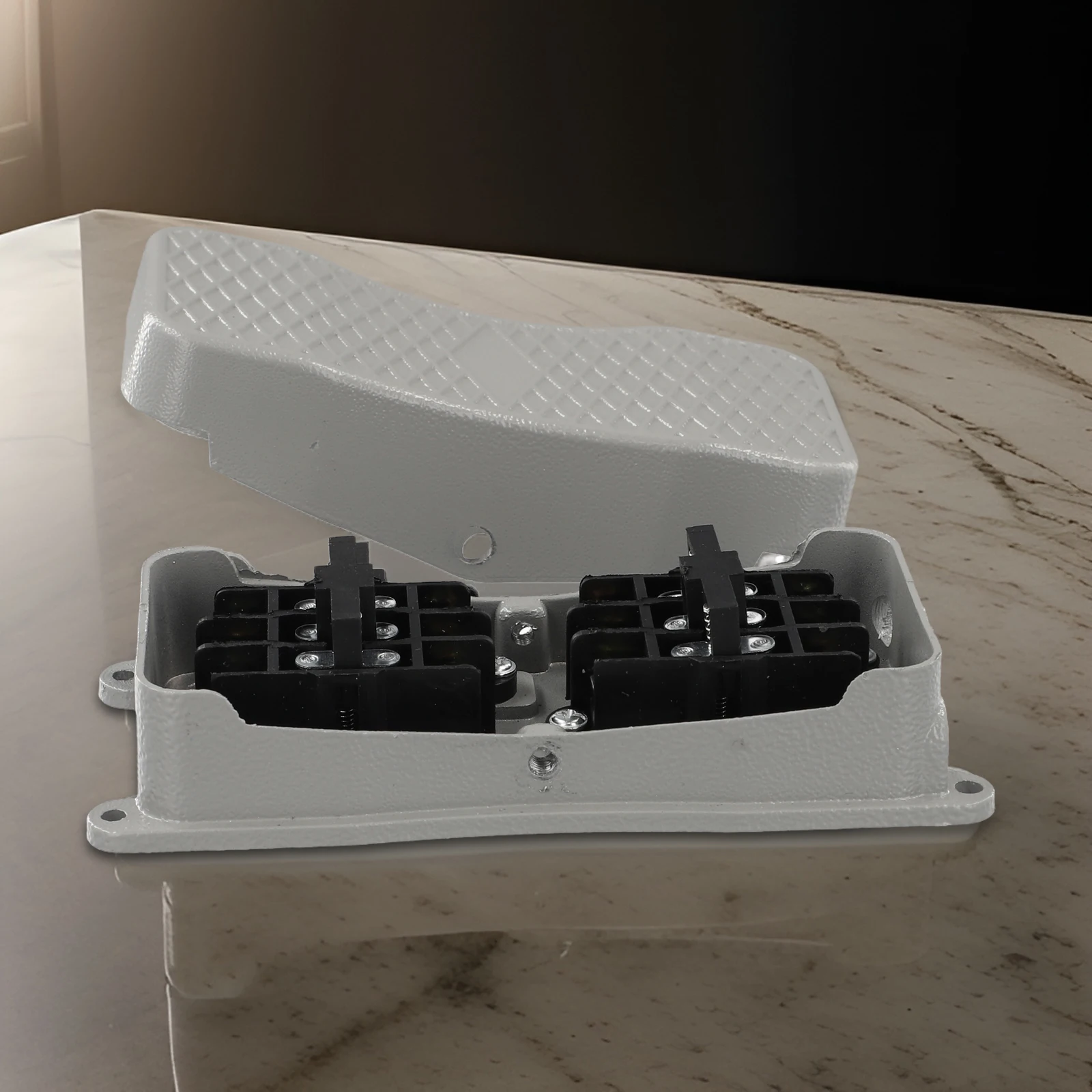 

YDT120 101, нескользящая педаль ножного переключателя, идеально созданная для производства при номинальном напряжении 380 В.