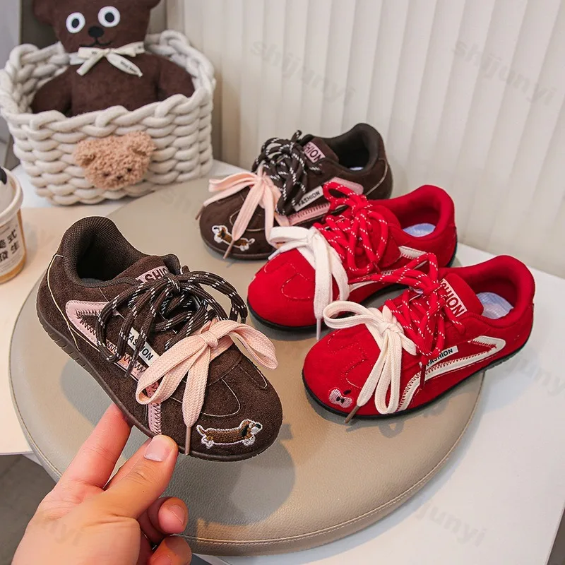 

Осень 2023, новая удобная повседневная спортивная обувь на мягкой подошве для девочек, детские универсальные модные трендовые кроссовки на низком каблуке на плоской подошве для мальчиков