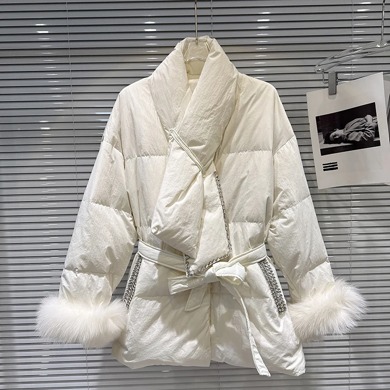 2025年冬新作　ファッショナブルなウォーターダイヤモンドエッジ　毛足の長いカフス付きスカーフカラー　ダウンジャケット　女性らしい上品なダウンコート