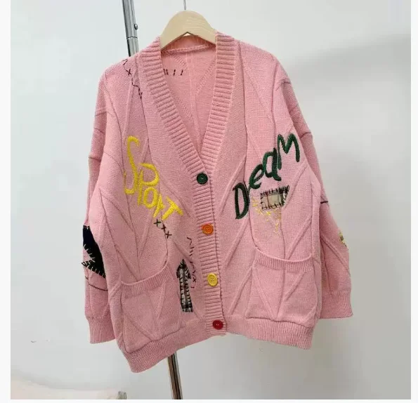 

Новая корейская версия вязаного свободного тяжелого промышленного цвета с вышивкой, модный свитер среднего и длинного размера с v-образным вырезом, женское пальто