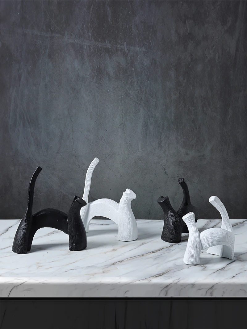 Nordic Creative Black And White Abstract Cartoon Resin  Artifacts Home Decorations Sample Room Hotel Decorative Accessories