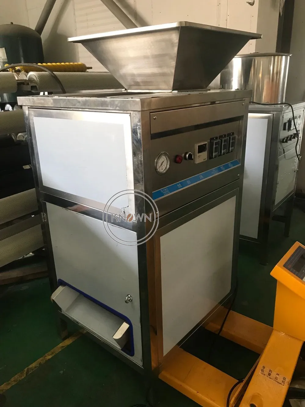 آلة تقشير البصل الجاف التجارية آلة تقطيع البصل نوع صغير آلة تقشير لمطعم آلة تقطيع البصل