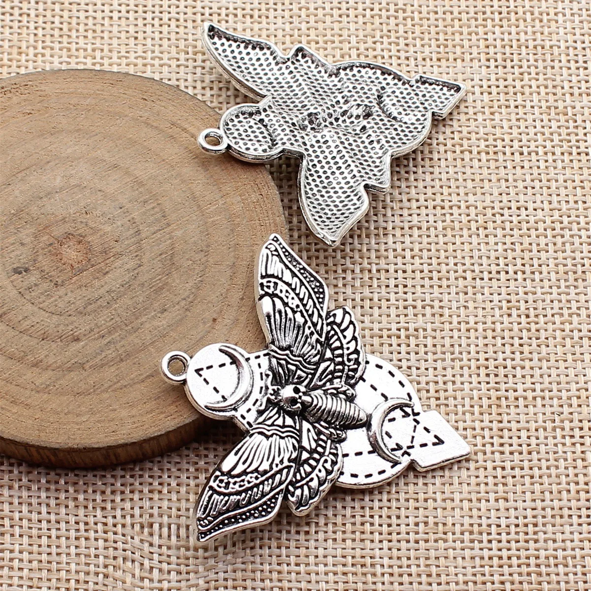 

10 шт. 49x48 мм (1,93x1,89 дюйма) подвески-шармы в виде ведьминого черепа, мотылька и полумесяца, цвет античное серебро, для изготовления ювелирных изделий своими руками