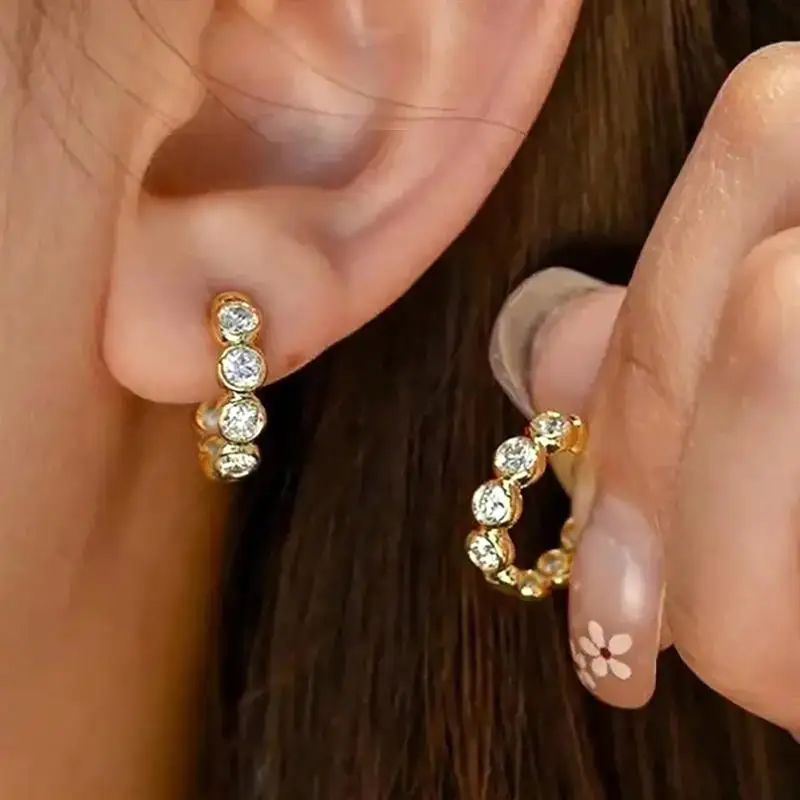 Huitan goldfarbene Creolen für Damen, eingelegt mit glänzendem, rundem CZ, modische Accessoires für Party, Hochzeit, edler, vielseitiger Schmuck – Detail 4