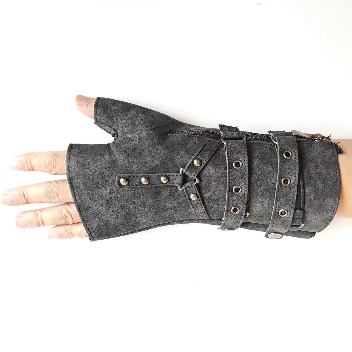 

Men's Rivet Buckle Fingerless Glovers Gothic Retro Writst Armor Stage Show Party Performance Equipment