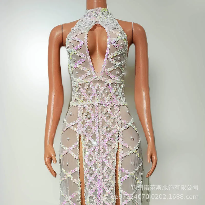 Seksowna DJka w klubie nocnym, moda, stroje sceniczne, kostiumy Gogo, atmosferyczne imprezy tematyczne, seksowne sukienki, sukienki dla druhen na wesele.