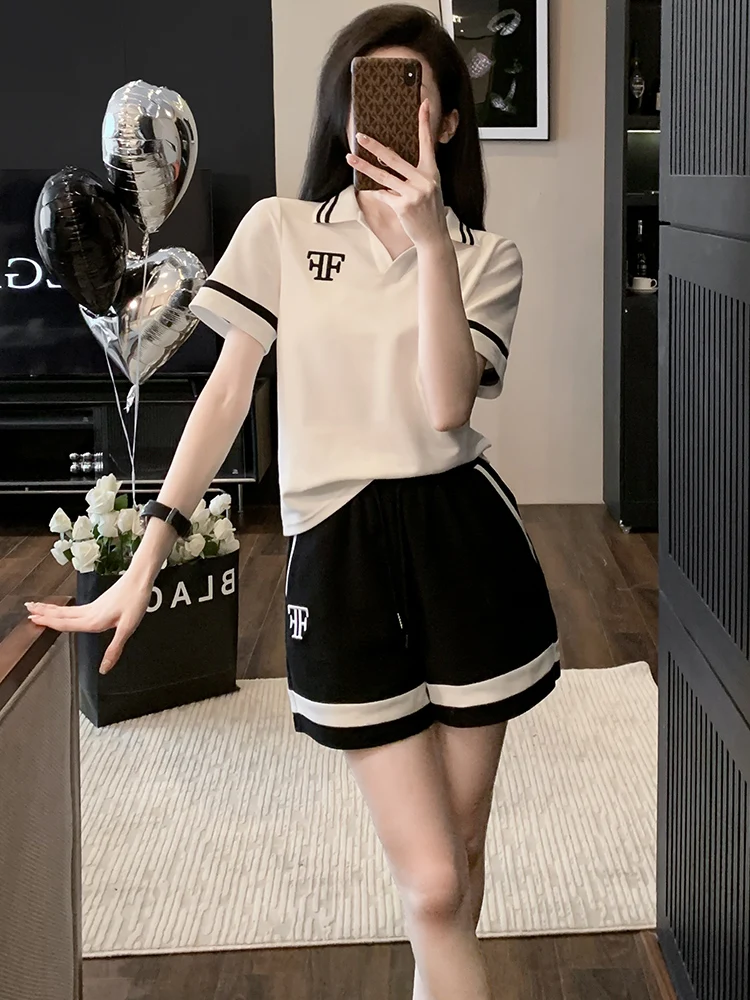 

Модный повседневный спортивный костюм для женщин: летний комплект из двух предметов с коротким рукавом, шортами и принтом на горловине, из смесового хлопка, для бега