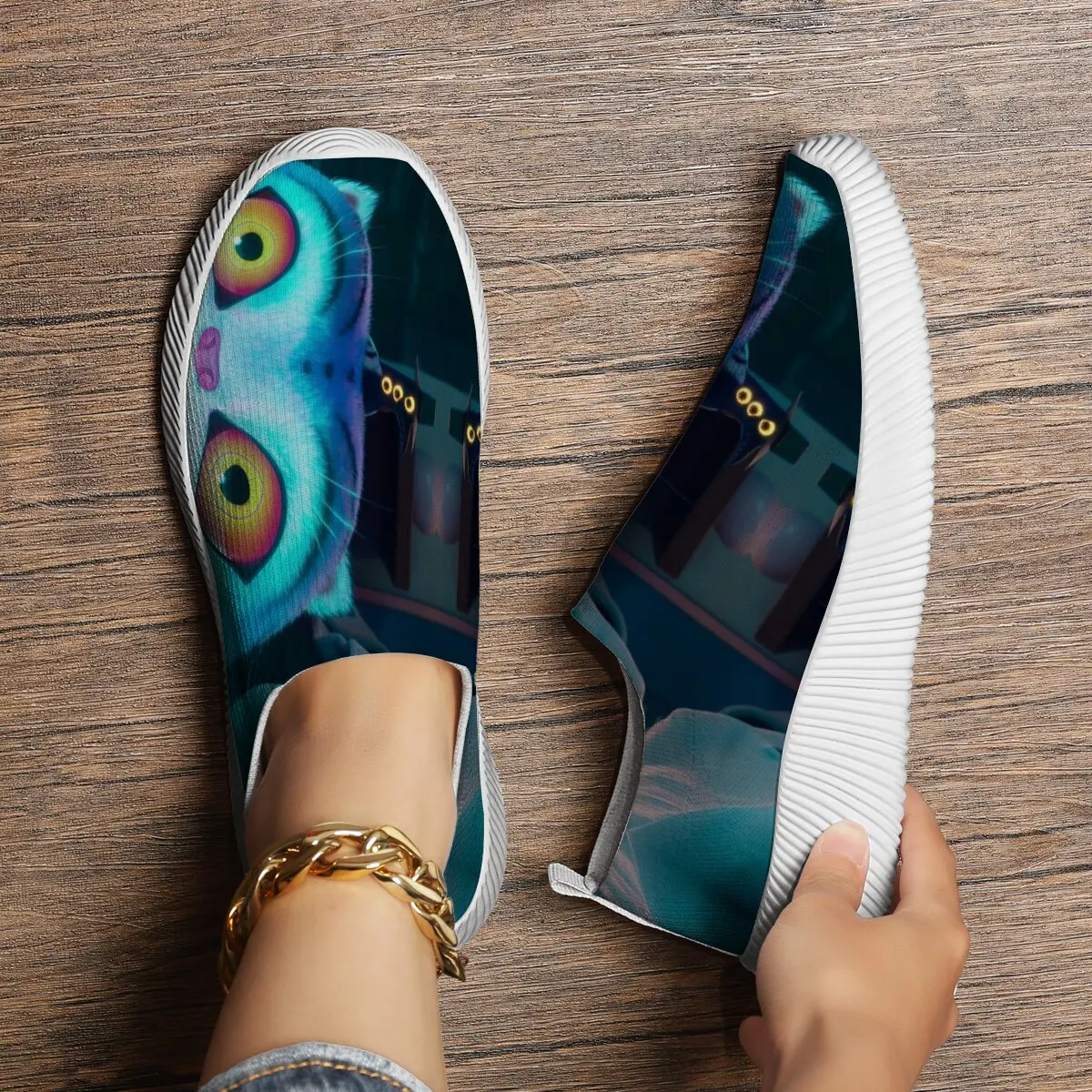 

New Lightweight0 All-season Fei-woven Couple Casual Sports Shoe with A Cartoon Cat Pattern Design From The Witch Hunt Team