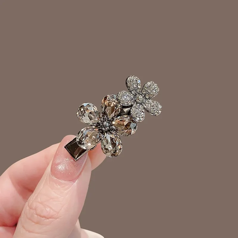 

Vintage Crystal Black Bangs Hairpin Sweet Elegant Rhinestone Flower Shaped Duckbill Clip for Women Girls Temperament Side Clip