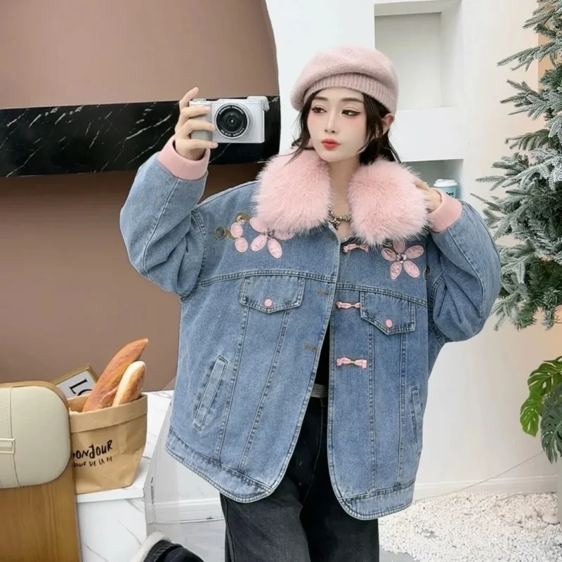Women’s 2025 Winter Warm Denim Jacket with Detachable Faux Fur Collar, Short Cowboy Coat, Cold-Resistant Vintage Style w1907