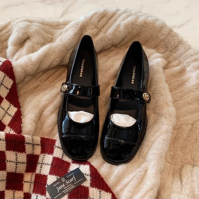 

Женские модные туфли Джейн из овчины с золотой пряжкой, круглым носком, неглубоким вырезом на плоской подошве и толстом каблуке, одиночные туфли