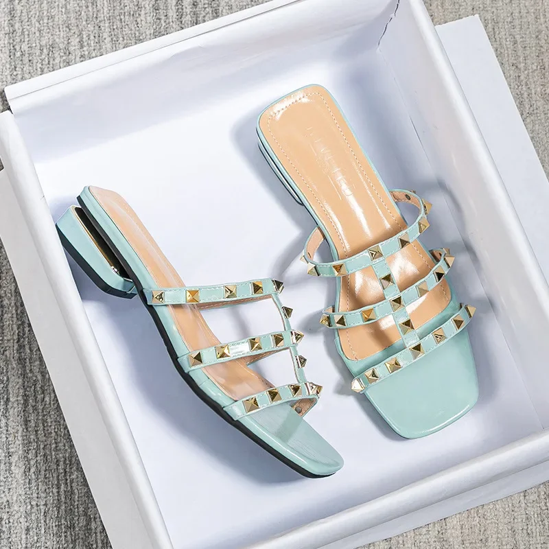 2026 Sommer Neuheit: Nischen-Design Metallnieten-Slipper mit quadratischer Sohle – Lässige, modische Damen-Sandalen in großen Größen (35-43)