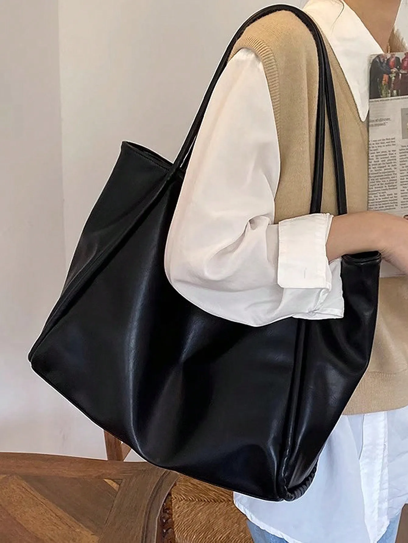 2024 new soft leather large capacity tote bag with a niche design for handheld use, single shoulder underarm bag for class and c