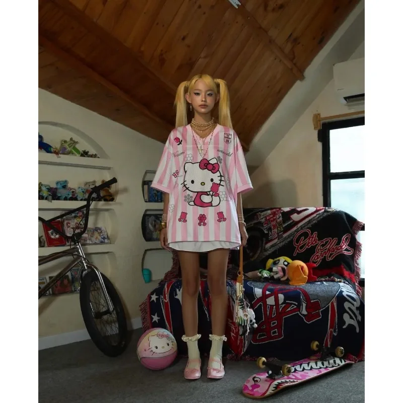 

Новинка 2023 года, спортивная одежда Hello Kitty с 3D принтом, женская модная повседневная футболка с v-образным вырезом и короткими рукавами Y2K, универсальный быстросохнущий топ