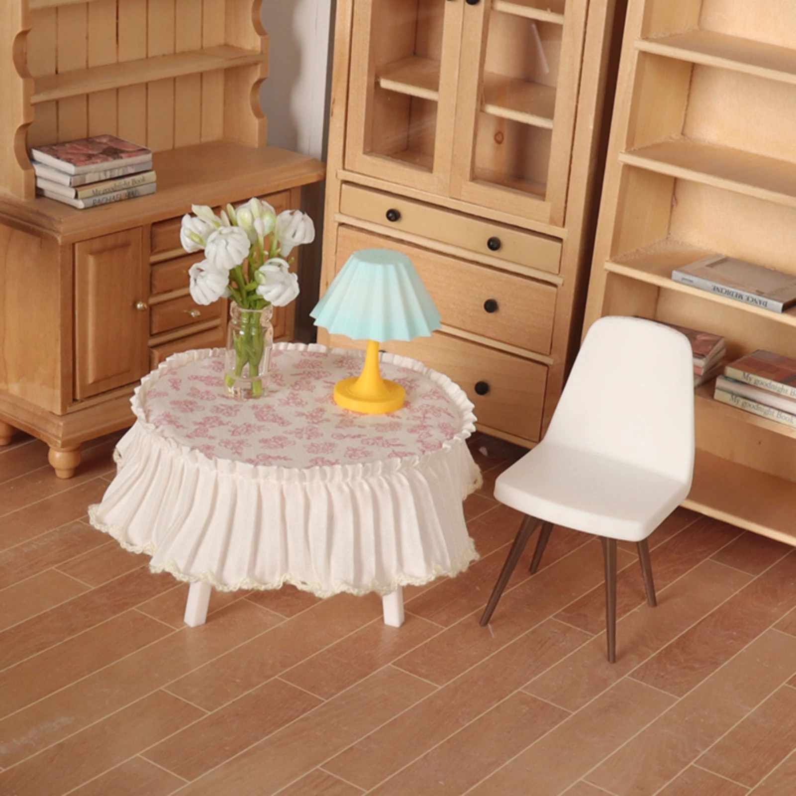 

4 Pieces Miniature Dollhouse Table Set Cloth Tablecloth Miniature Table Lamp Set Ruffled for Room Decoration