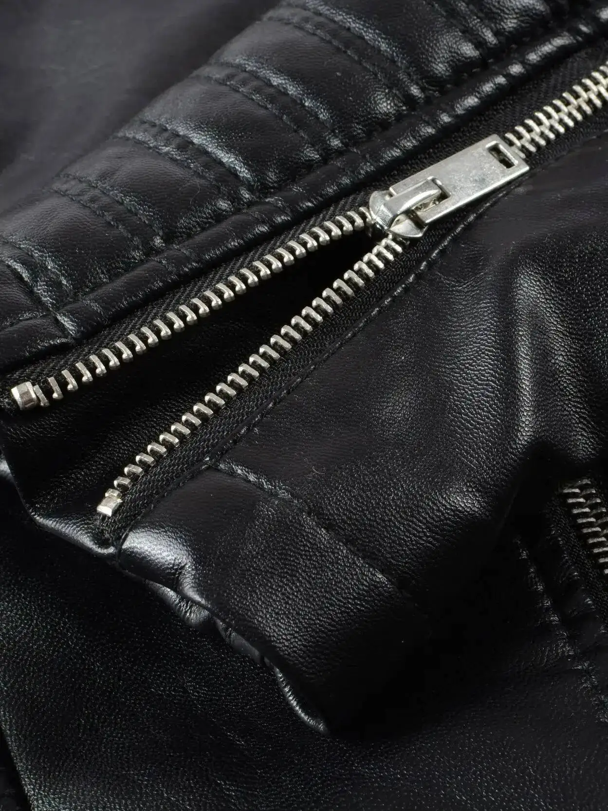 แจ็คเก็ตหนังเทียมสไตล์มอเตอร์ไซค์และไบค์เกอร์สำหรับผู้หญิง ฤดูใบไม้ร่วง-ฤดูหนาว ปี 2025 แนววินเทจ สตรีทแฟชั่น สีดำ สไตล์พังก์ เสื้อคลุม PU