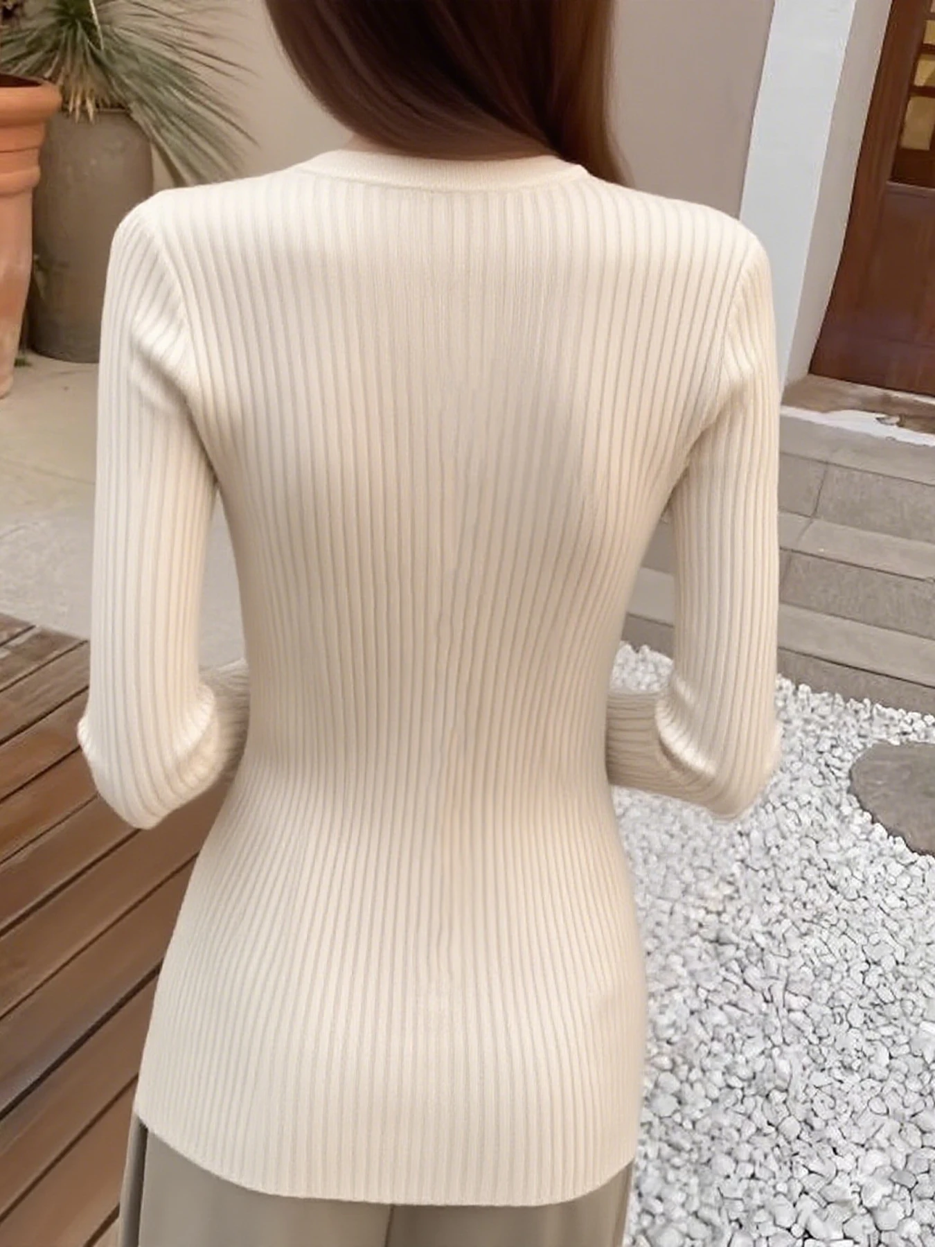 Haut en tricot côtelé à boutons et col en v pour femme, nouveau style doux, beige, couche de base à manches longues, coupe ajustée et flatteuse, automne.