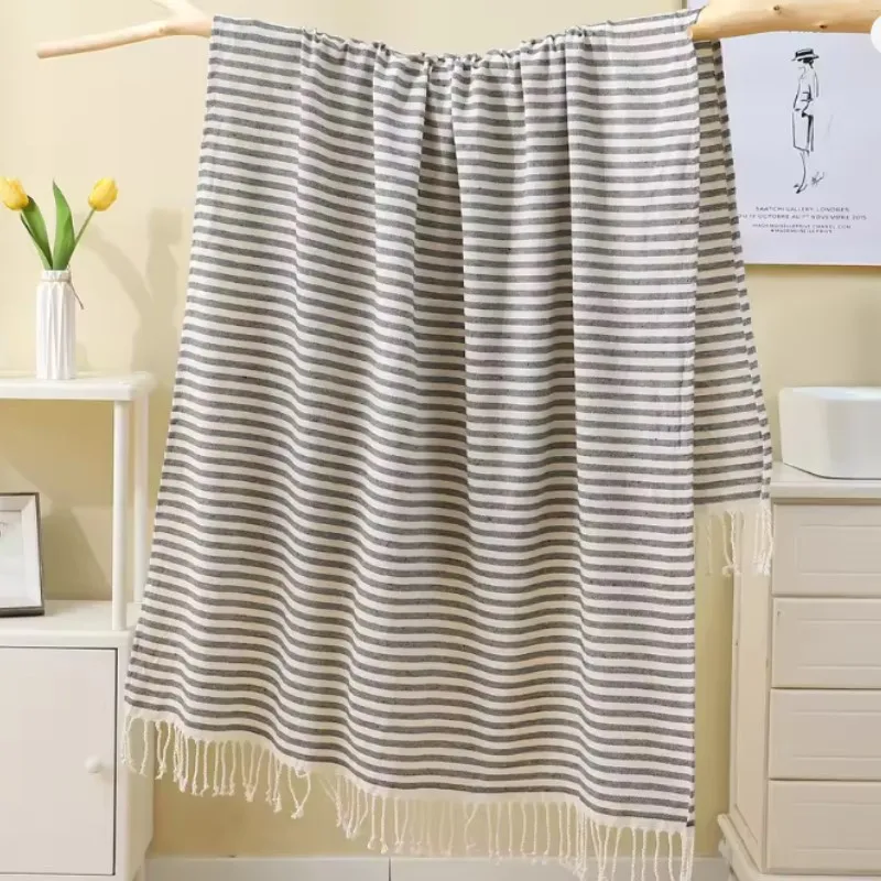 Serviette de plage turque rayures bleues et pompons grande_voghion.com