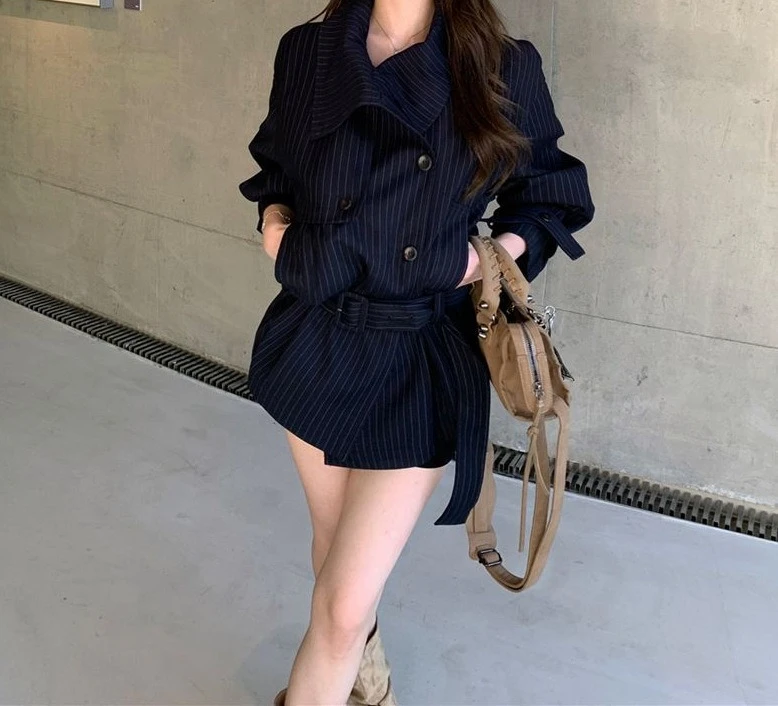 Chaqueta cortavientos con solapa a rayas para mujer en otoño 2025, nuevo Top de longitud media con temperamento suelto de alta gama